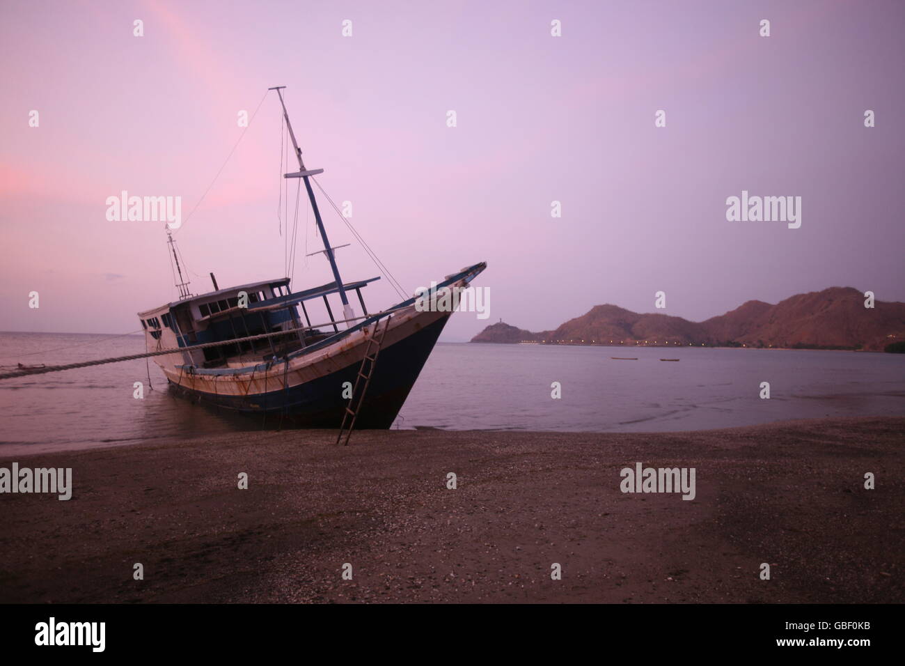 La côte et la plage de thecity de Dili au sud du Timor oriental en southeastasia. Banque D'Images