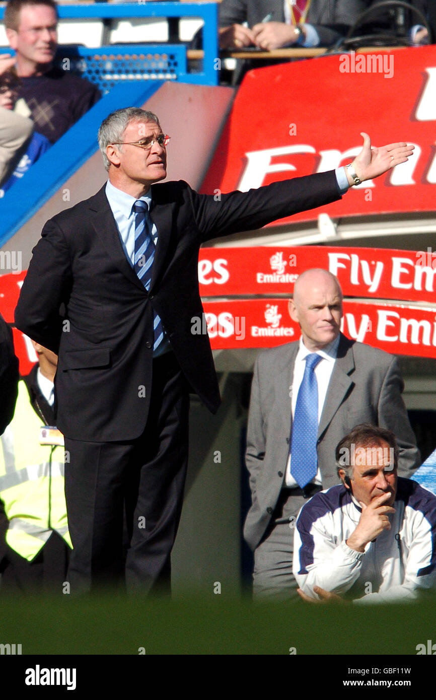 Soccer - FA Barclaycard Premiership - Chelsea / Everton.Claudio Ranieri, responsable de Chelsea, donne des instructions depuis le banc de touche Banque D'Images