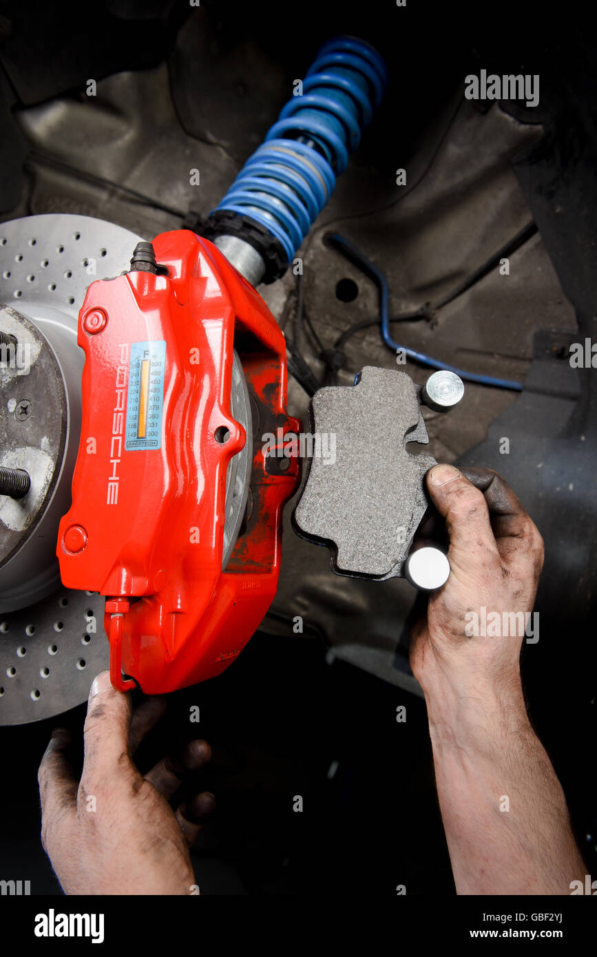 Plaquettes de frein de performance étant posée sur Porsche Banque D'Images