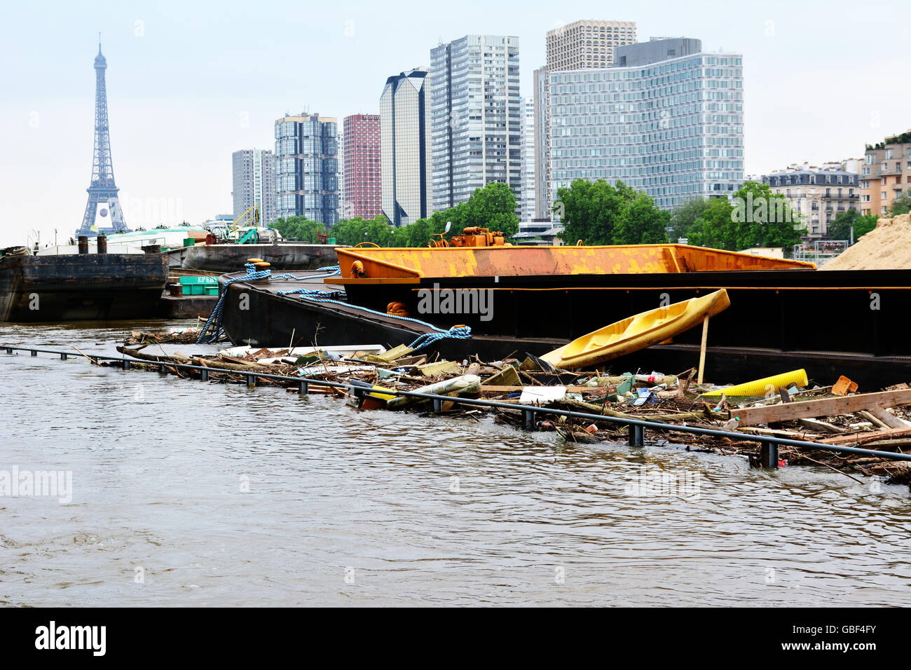 L'inondation de Paris en 2016 avec street sous l'eau, de barges sur la Seine et la Tour Eiffel en arrière-plan Banque D'Images