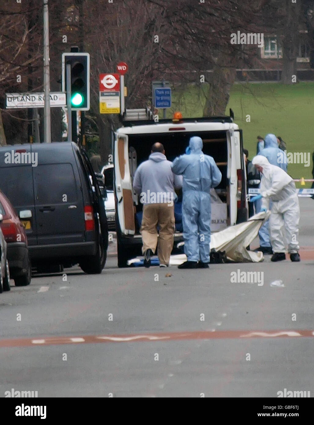 Une équipe de police judiciaire sur les lieux d'une fusillade sur Barry Road, dans le sud-est de Londres. Banque D'Images
