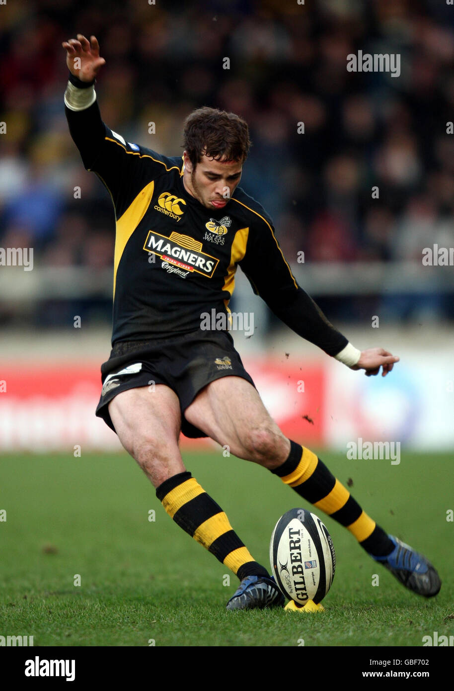 Rugby Union - Guinness Premiership - London Wasps / Northampton Saints - Twyford Avenue Sports Ground.Danny Cipriani de Wasps fait une pénalité lors du match Guinness Premiership au Twyford Avenue Sports Ground, Londres. Banque D'Images