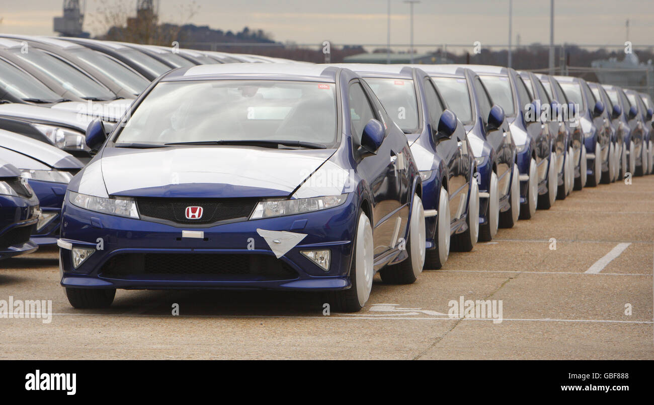 De nouvelles voitures Honda sont alignées sur le quai en attente d'exportation sur les quais de Southampton. Banque D'Images