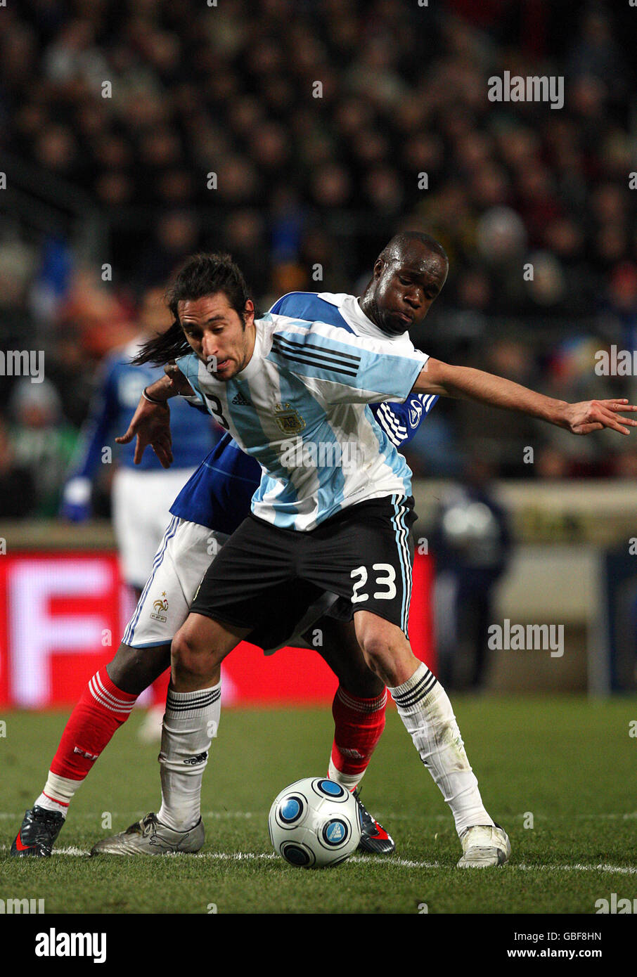 Football - International friendly - France / Argentine - Stade vélodrome, Marseille.Jonas Gutierrez (front) en Argentine et Lassana Diarra en France se battent pour le ballon. Banque D'Images