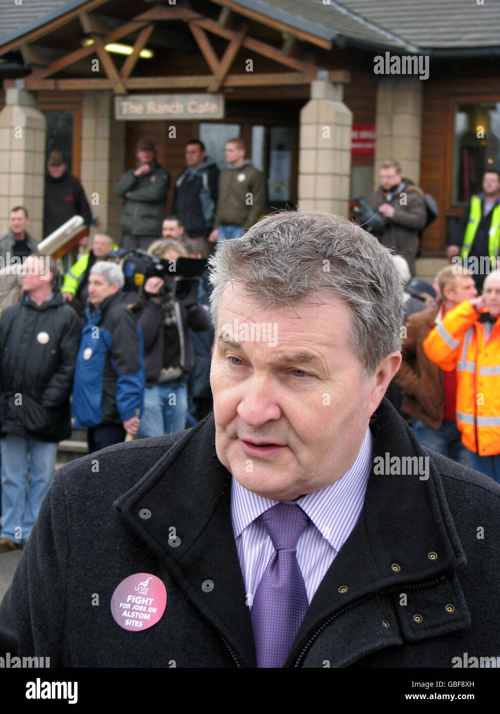 Derek Simpson, secrétaire général de l'UNITE, s'exprime en signe de protestation des travailleurs à Newark, dans le Nottinghamshire, près de Staythorpe, où les sous-traitants utilisent la main-d'œuvre étrangère pour construire une nouvelle centrale électrique. Banque D'Images