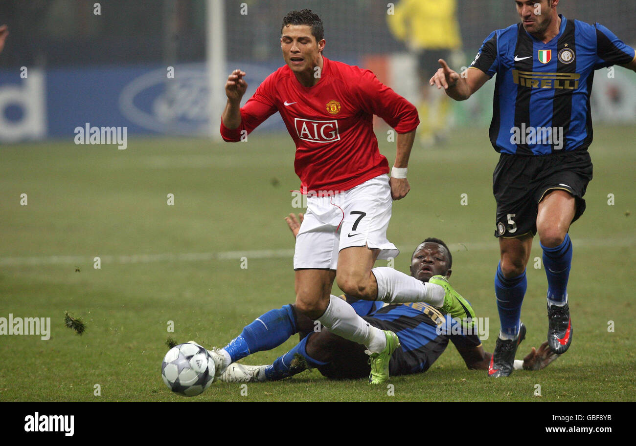 Cristiano de Manchester United, s'il est fouillé par Sulli Muntari de l'Inter Milan lors du match de la Ligue des champions de l'UEFA à San Siro, Milan, Italie. Banque D'Images