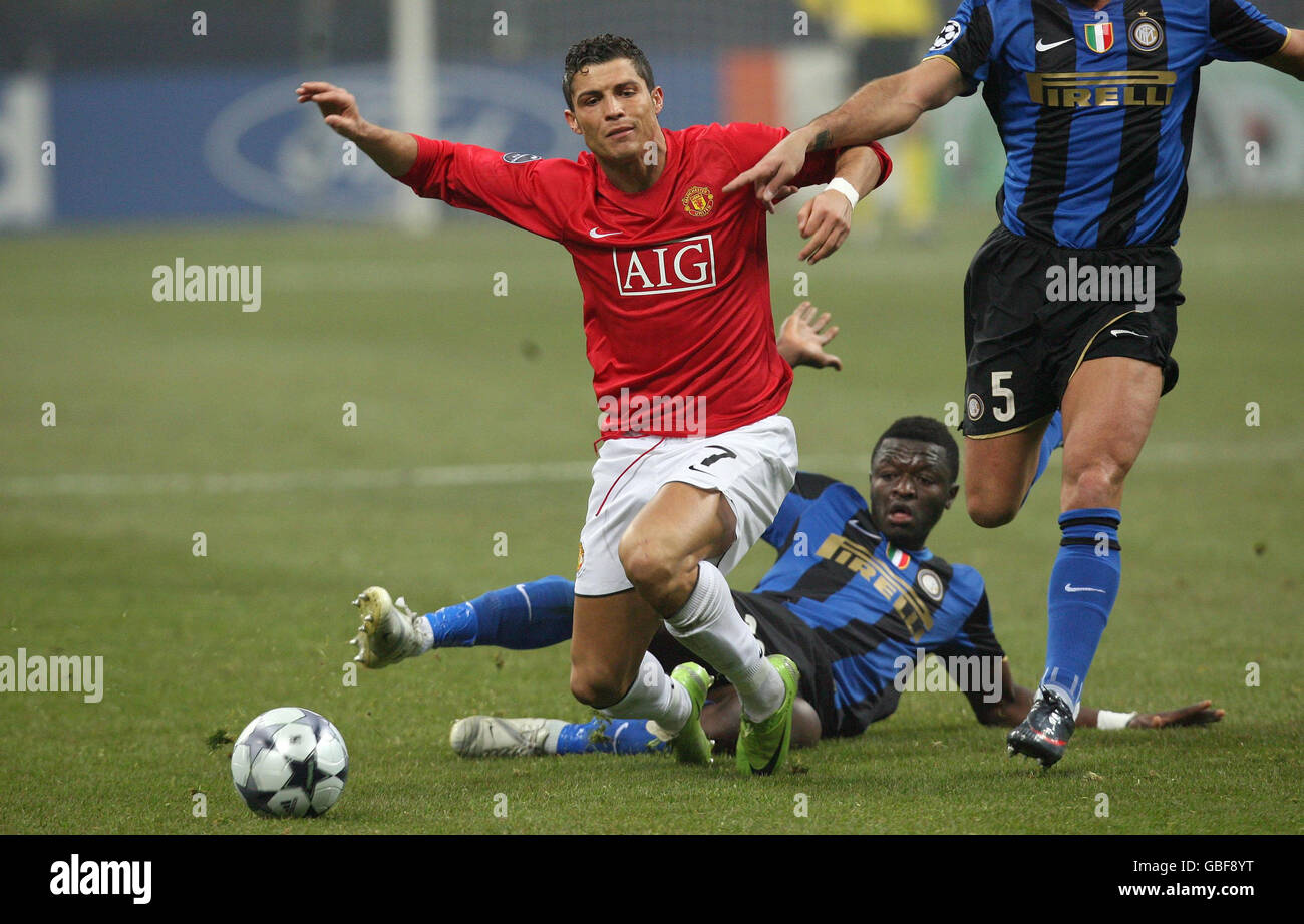 Cristiano Ronaldo de Manchester United est fouillé par Sulli Muntari de l'Inter Milan lors du match de la Ligue des champions de l'UEFA à San Siro, Milan, Italie. Banque D'Images