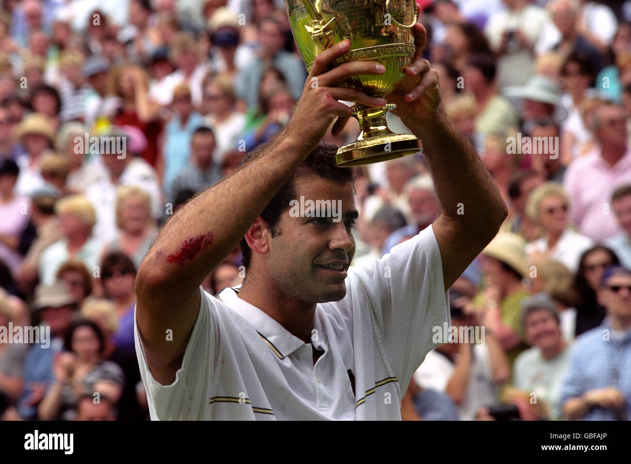 Pete Sampras lève le trophée hommes célibataires après avoir battu Andre Agassi dans la finale hommes célibataires. Banque D'Images