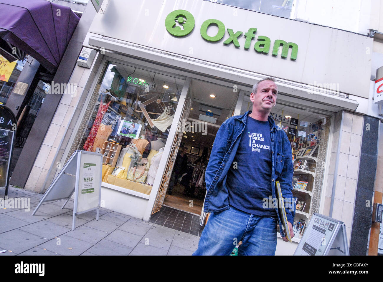 Norman Cook, également connu sous le nom de DJ Fatboy Slim, magasins de seconde main d'Oxfam en vinyle à Brighton. Banque D'Images