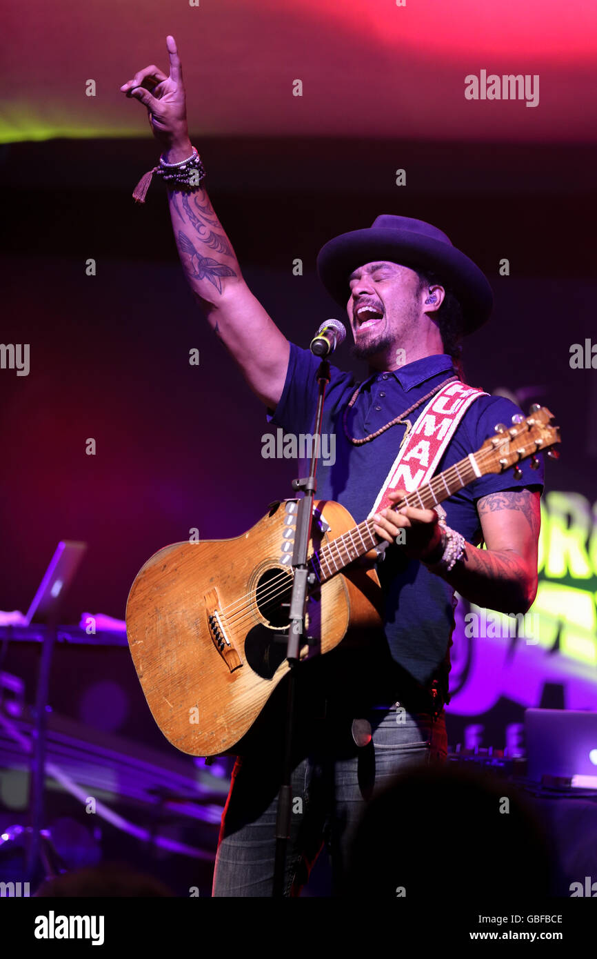 TORONTO, CANADA - 1 juillet 2016 : Deux jeunes filles chantent avec le musicien Michael Franti à TD Jazz Festival de Toronto. Banque D'Images