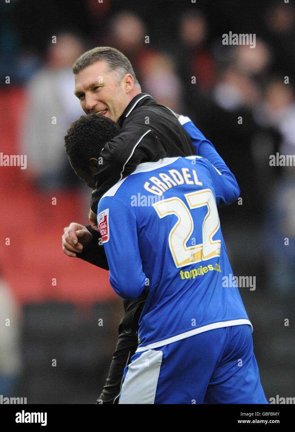 Football - Coca-Cola football League One - Milton Keynes dons / Leicester City - Stadium:mk.Nigel Pearson, directeur municipal de Leicester, a mis son bras autour de Max-Alain Gradel, qui le félicite d'avoir atteint le but égalisateur Banque D'Images