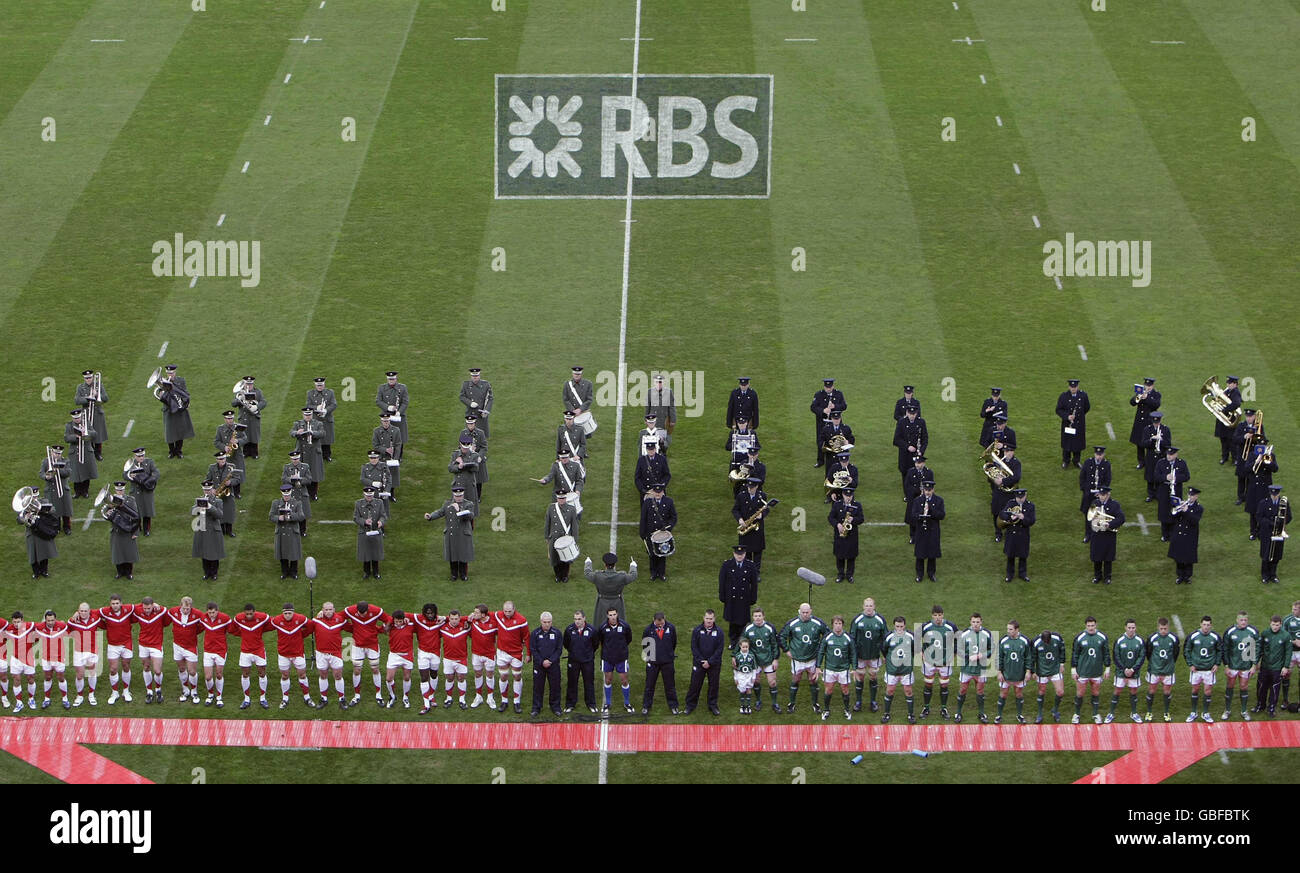 Les équipes anglaises et irlandaises se mettent en file d'attente avant le match des RBS 6 Nations à Croke Park, Dublin, Irlande. Banque D'Images