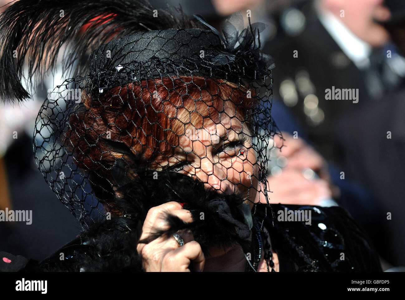 Vue générale d'un pleurer alors qu'elle voit le Burial de la parade de Sarde (El Entierro de la Sardina) à Madrid, Espagne Banque D'Images