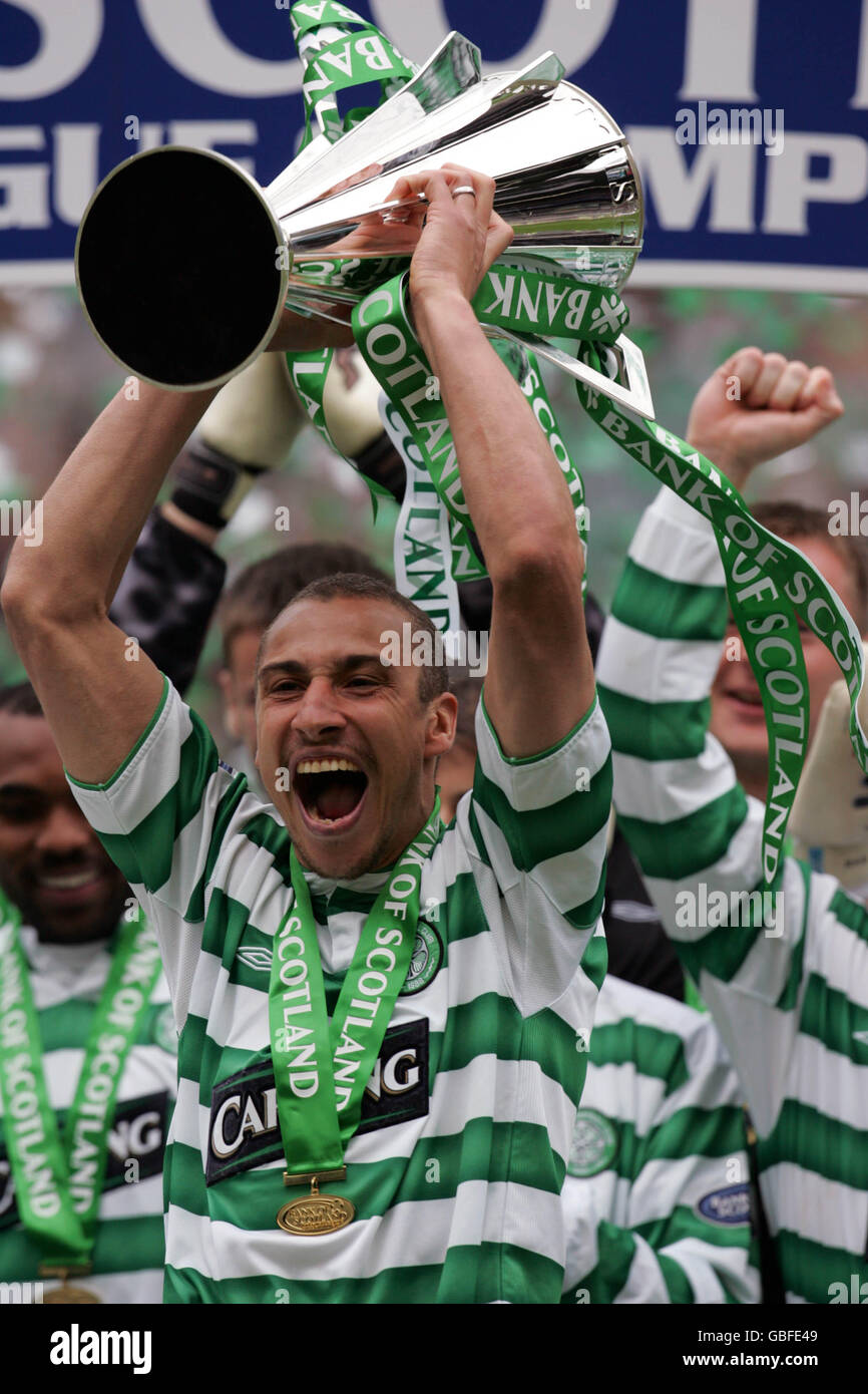 Soccer - Bank of Scotland Premier Division - Celtic / Dunfermline Athletic.Henrik Larsson de Celtic célèbre avec le trophée Premier Division de la Banque d'Écosse Banque D'Images