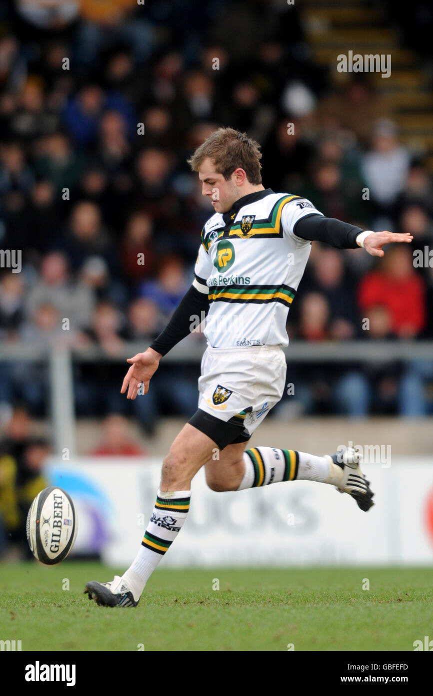 Rugby Union - Guinness Premiership - London Wasps / Northampton Saints - Adams Park.Stephen Myler de Northampton Saint donne un coup de pied à l'objectif Banque D'Images