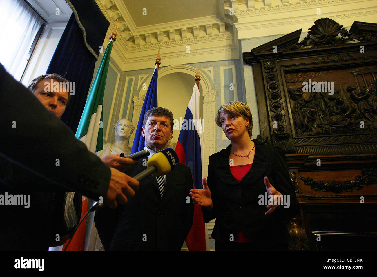 Tainaiste Mary Coughlan TD (à droite) s'adresse aux médias après avoir rencontré le vice-premier ministre russe Dmitri Kozak (au centre) au ministère des Affaires étrangères de la Maison Iveagh à Dublin. Banque D'Images