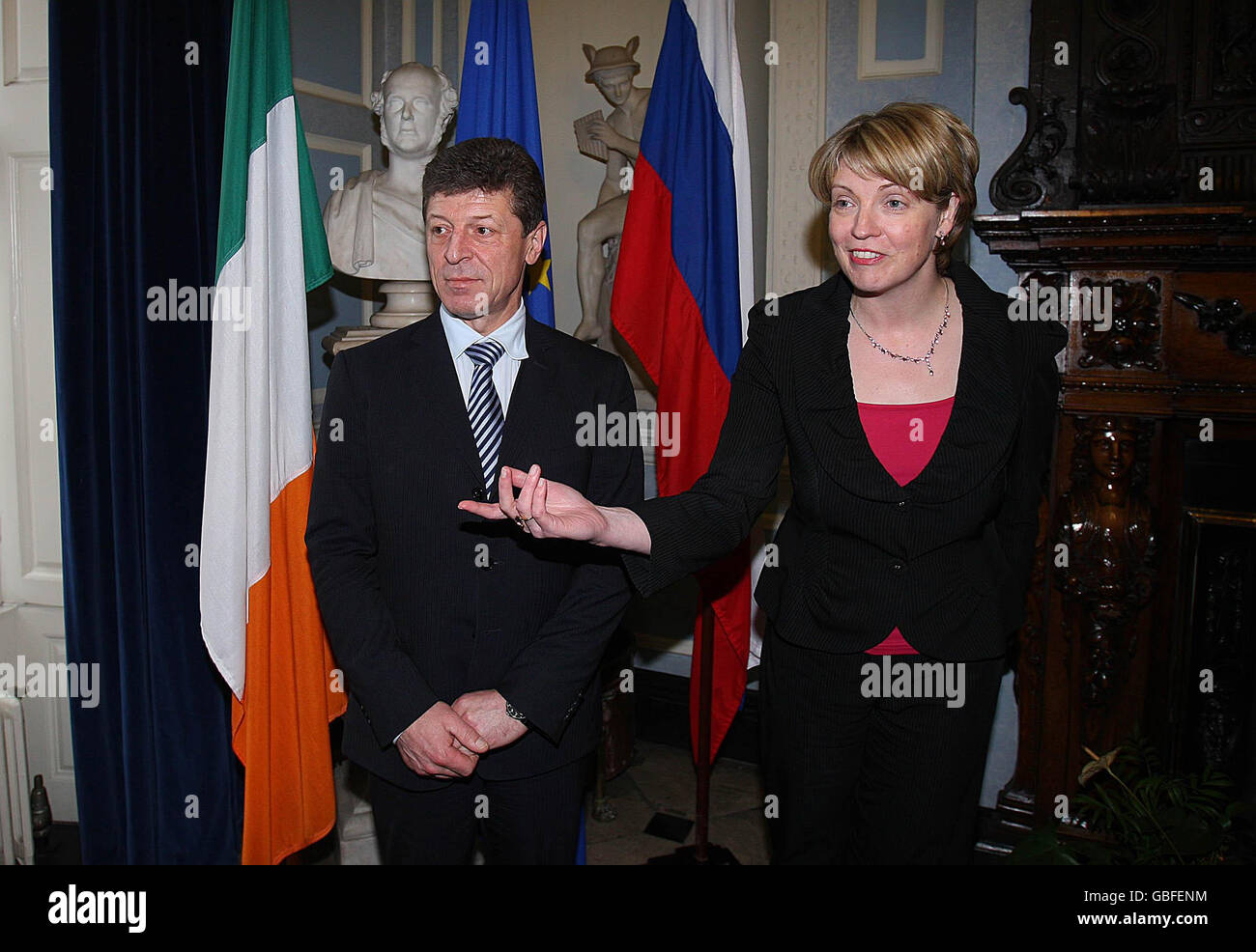 Tainaiste Mary Coughlan TD (à droite) rencontre le vice-premier ministre russe Dmitri Kozak (à gauche) au ministère des Affaires étrangères, à la Maison Iveagh à Dublin. Banque D'Images
