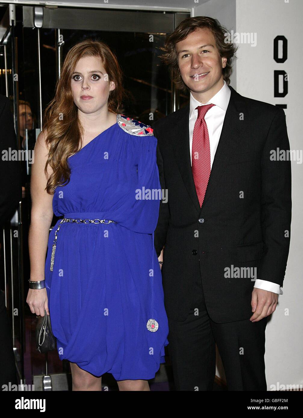 La princesse Beatrice avec son petit ami Dave Clarke arrive pour la première mondiale du Jeune Victoria à l'Odeon Leicester Square, Londres Banque D'Images