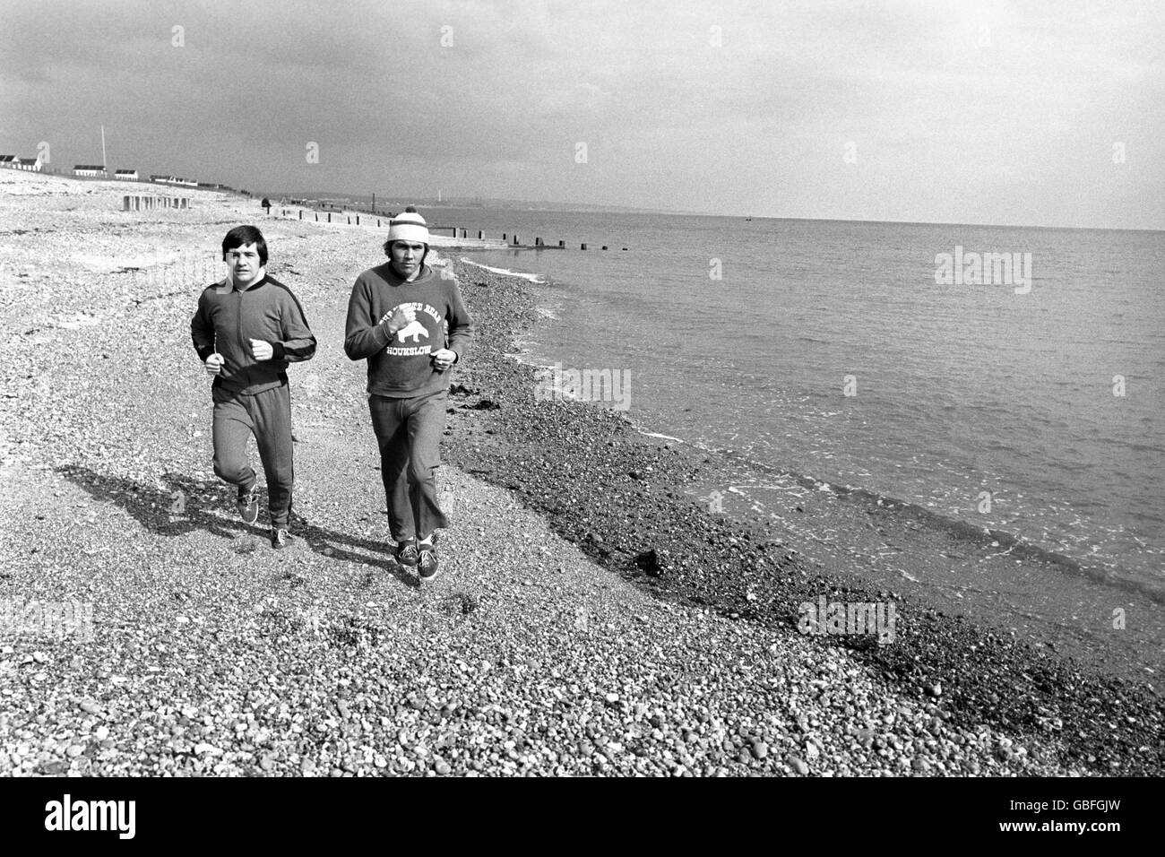 Chris Finnegan (à droite) qui s'est formé pour son combat avec Bob Foster de l'Amérique pour le titre de World Light Heavyweight.Le partenaire de course de Finnegan est Johnny Cheshire, les deux boxeurs faisaient partie de l'équipe de boxe olympique de 1968. Banque D'Images