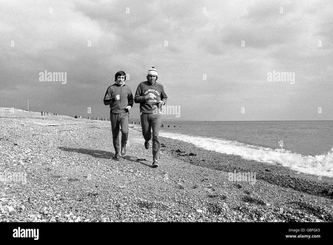 Les boxeurs qui coulent sur la plage, Chris Finnegan (à droite), qui s'était formé pour son combat avec Bob Foster de l'Amérique pour le titre de World Light Heavyweight.Le partenaire de Finnegan est Johnny Cheshire, les deux boxeurs faisaient partie de l'équipe de boxe olympique de 1968. Banque D'Images