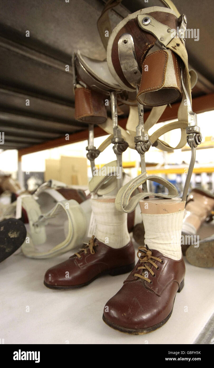 Au début du XXe siècle, des étrésillons de jambes pour enfants, avec des chaussures et des chaussettes, sont photographiés sur une étagère à la boutique d'objets du Musée des Sciences de Londres, avant le lancement du site Web du Musée des Sciences qui couvrira des siècles d'histoire médicale. Banque D'Images