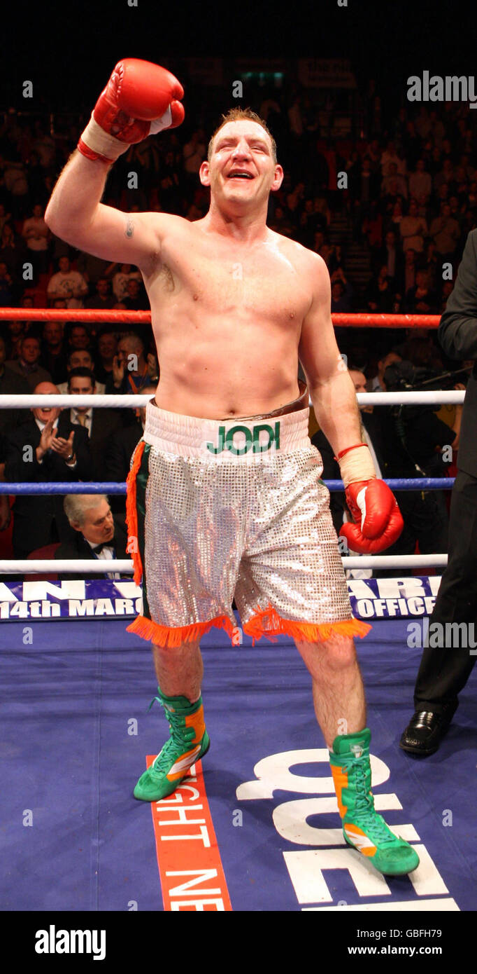 Martin Rogan de Belfast célèbre sa victoire sur Matt Skelton de Bedford lors du championnat du Commonwealth Heavyweight à la National Indoor Arena, Birmingham. Banque D'Images