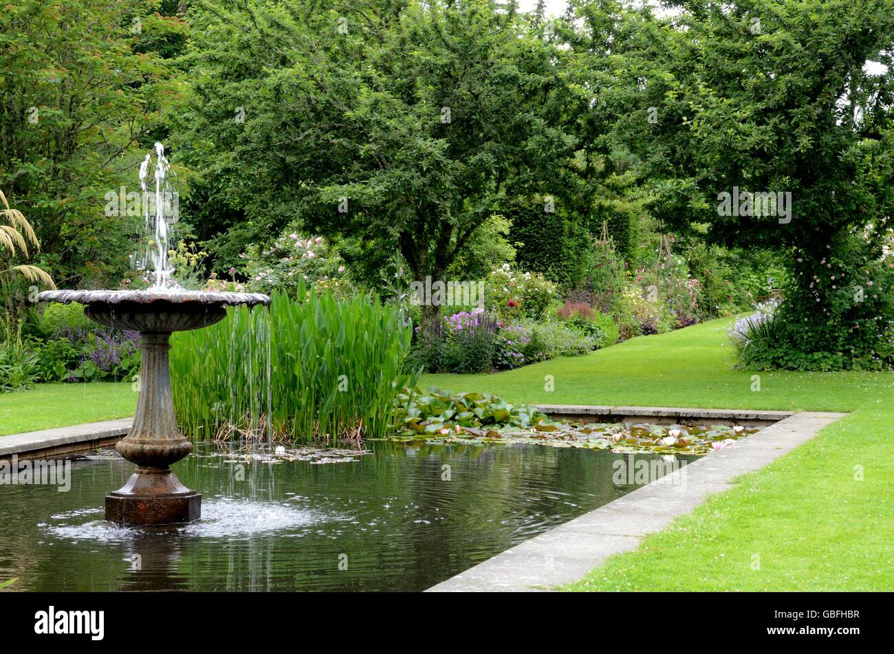 Fontaine et bassin ornemental à l'intérieur du jardin clos de Picton Castle Haverfordwest Pembrokeshire Wales Banque D'Images