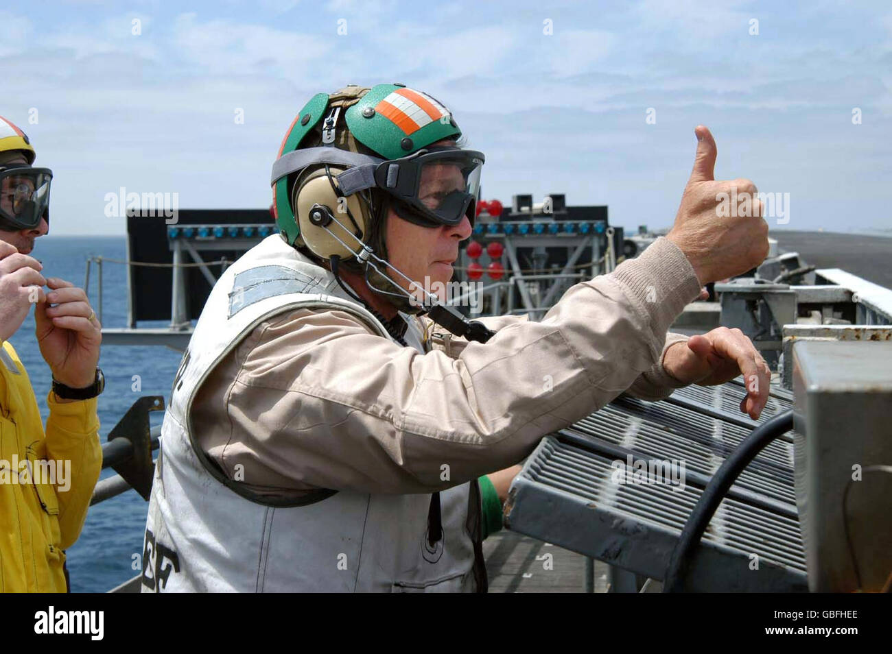 Le président américain George W. Bush donne un coup de pouce avant le lancement d'un avion sur le pont d'envol du porte-avions USS Abraham Lincoln au cours d'une visite le 1 mai 2003 dans l'océan Pacifique. Le Lincoln en revenant d'un 10 mois de déploiement dans le golfe Persique dans le cadre de l'opération Iraqi Freedom. Banque D'Images