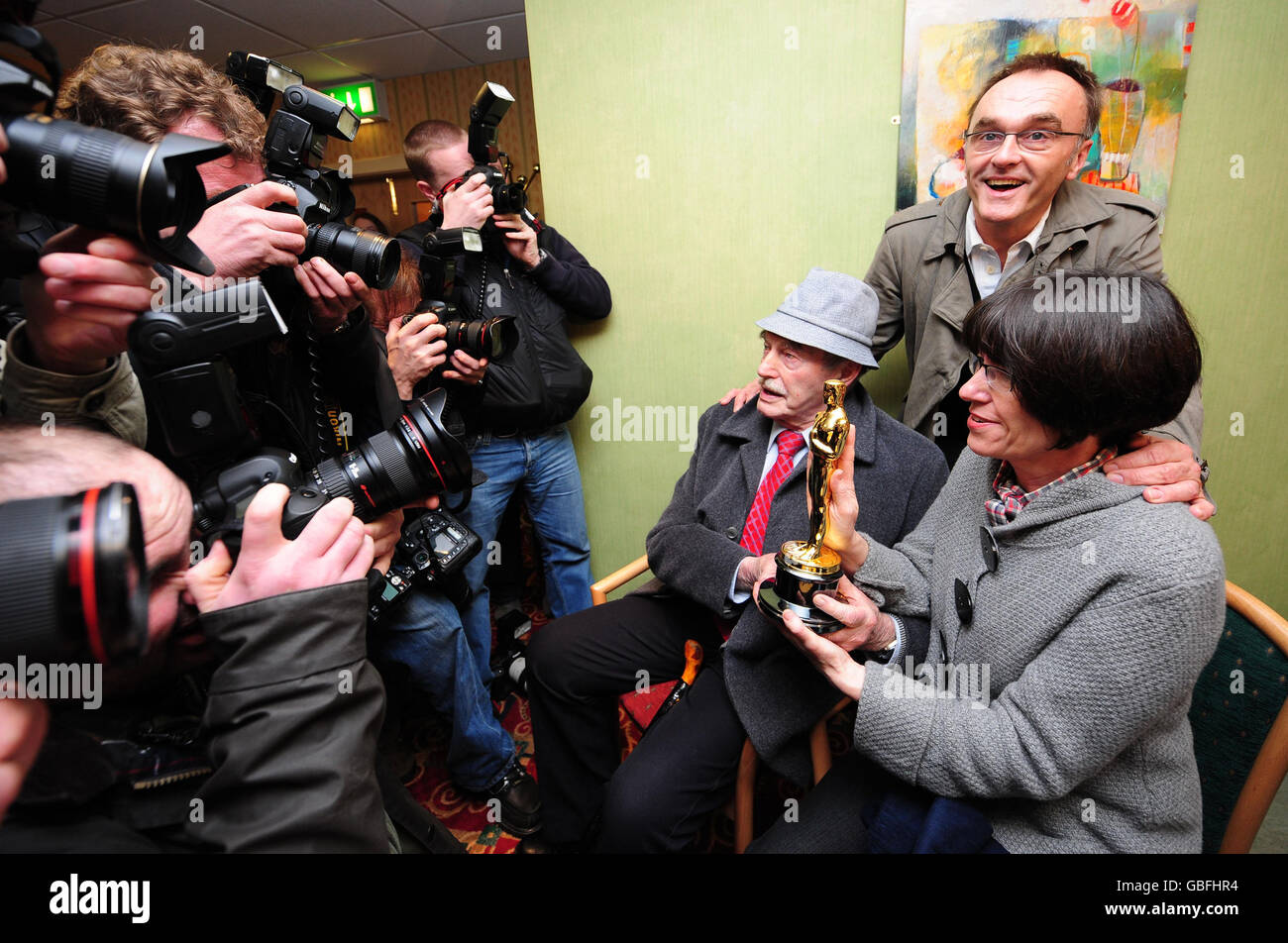 Danny Boyle, le réalisateur oscarisé, rejoint son père Frank et sa sœur Maria au Club social catholique St Mary's à Radliffe, près de Manchester. Banque D'Images