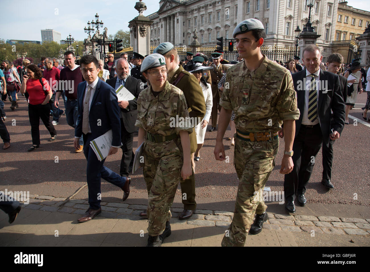 Après une garden party au Palais de Buckingham, militaires et civils participants heureusement quitter après leur expérience royale à Londres, Royaume-Uni. Banque D'Images