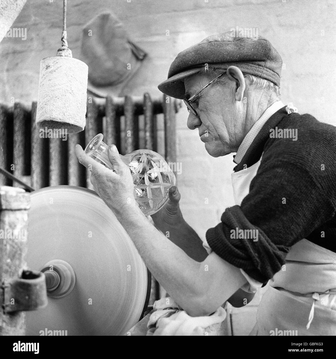 La compétence de 48 ans au travail va dans le travail comme Harry Jones coupe à la main un décanter de cristal à un Stourbridge, Worcestershire, entreprise. Banque D'Images