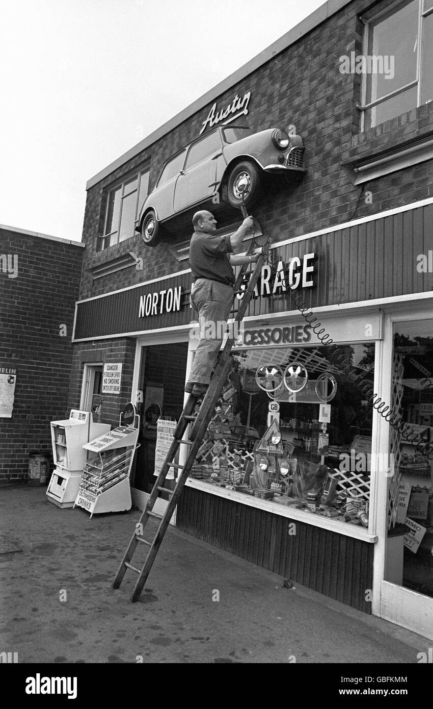 La « bonne » moitié d'un Mini est utilisée pour annoncer ce garage à Norton Lees Lane, Sheffield. Banque D'Images