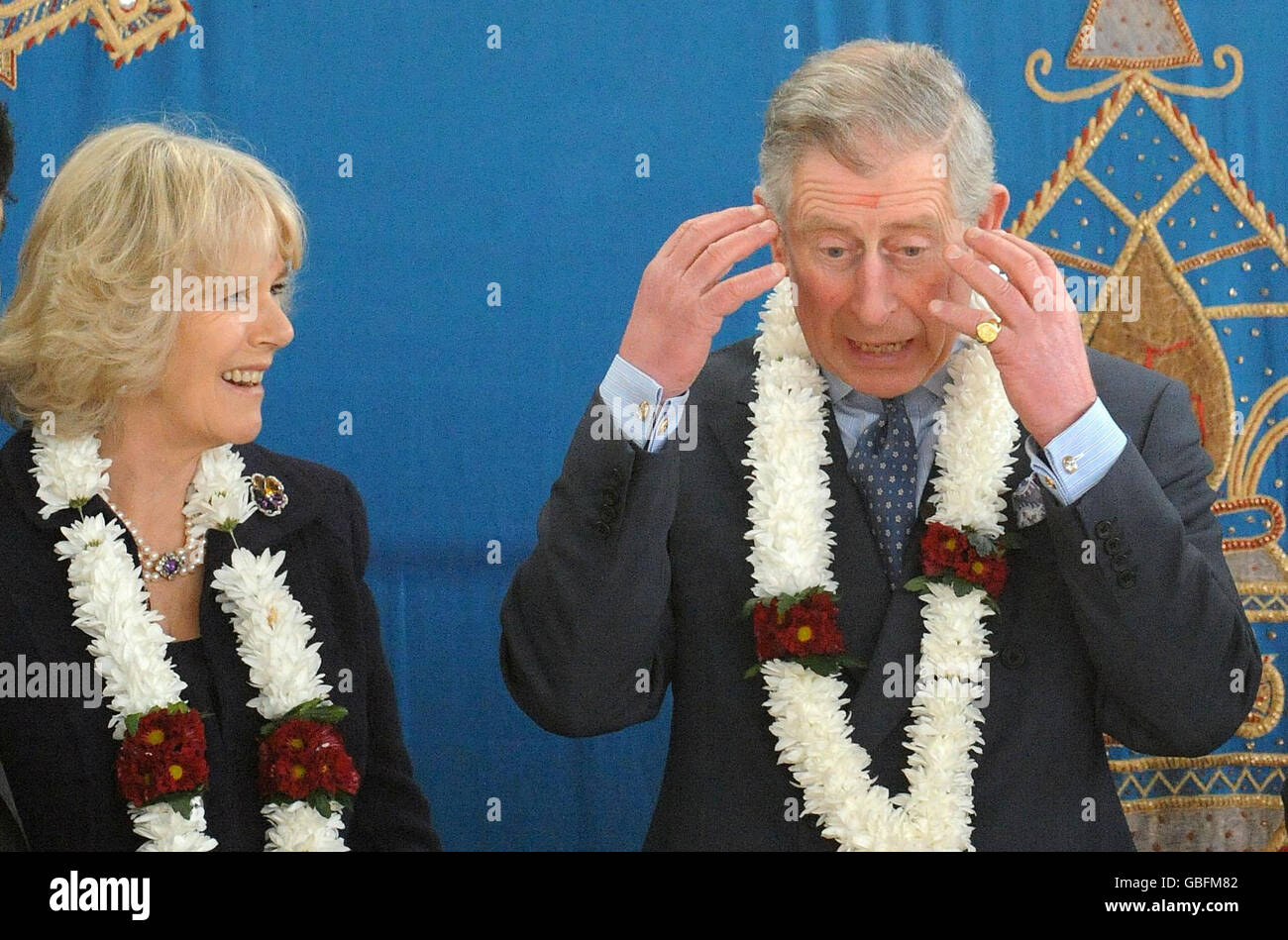 Le prince de Galles et la duchesse de Cornwall regardent des danseurs célébrant le festival hindou de Holi, à l'école Swaminarayan, après une visite du couple royal du BAPS Shri Swaminarayan Mandir London (temple Neasden). Banque D'Images Le prince de Galles et la duchesse de Cornwall regardent des danseurs célébrant le festival hindou de Holi, à l'école Swaminarayan, après une visite du couple royal du BAPS Shri Swaminarayan Mandir London (temple Neasden). Banque D'Images