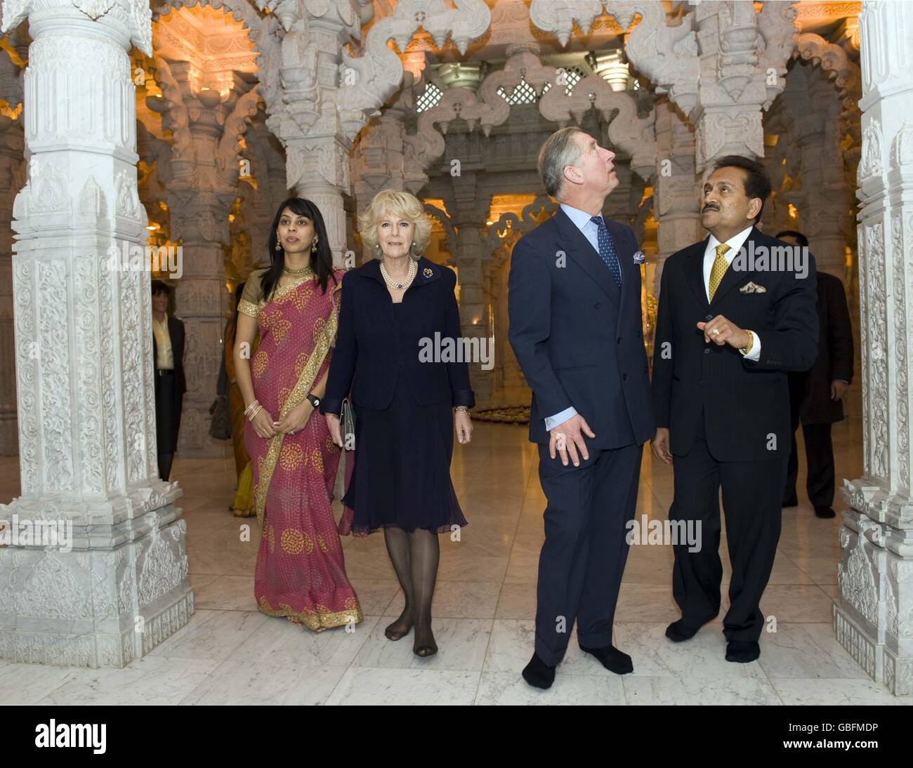 Le prince de Galles et la duchesse de Cornouailles lors d'une visite du BAPS Shri Swaminarayan Mandir à Londres, plus communément appelé le temple de Neasden. Banque D'Images