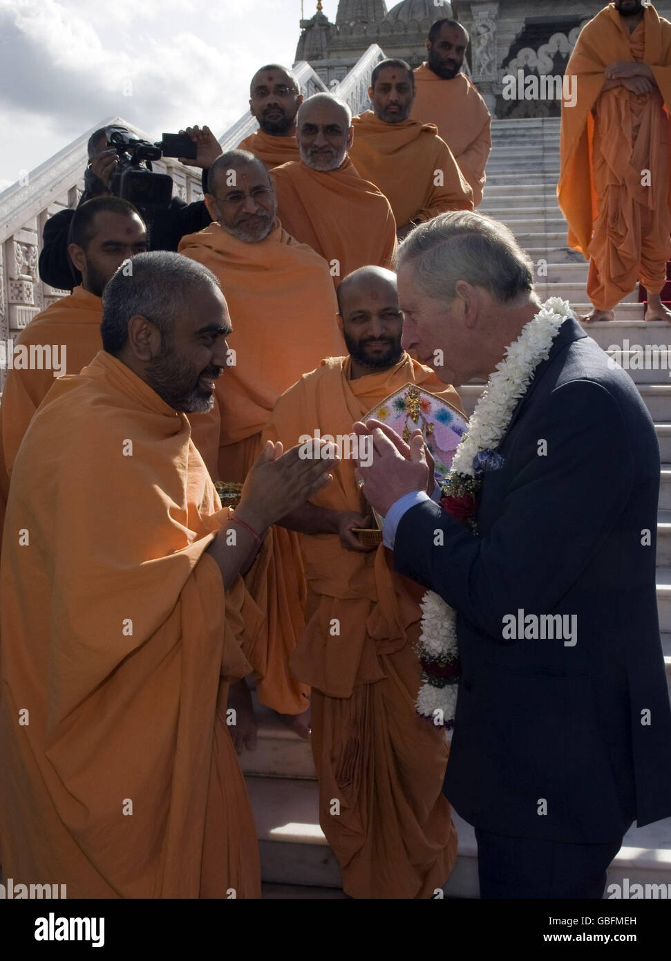 Le prince de Galles reçoit un accueil traditionnel avant une visite du BAPS Shri Swaminarayan Mandir London (temple de Neasden). Banque D'Images