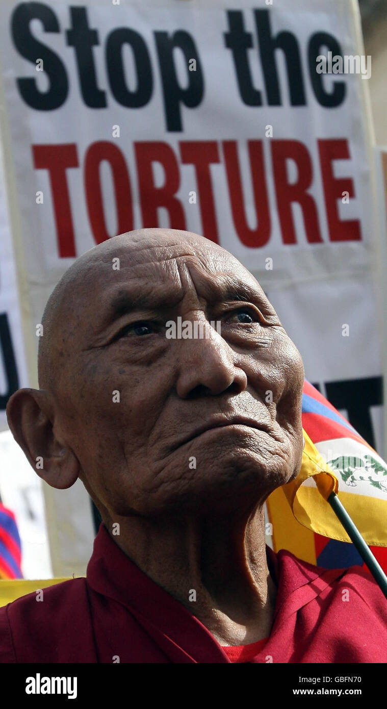 Palden Gyatso, un moine bouddhiste tibétain ordonné lors d'un rassemblement de protestation dans le centre de Londres contre les actions chinoises au Tibet. Banque D'Images