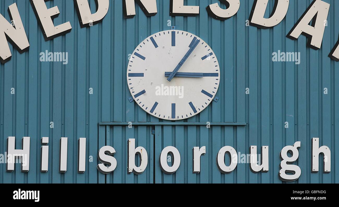 Le Hillsborough Stadium horloge à 3:06, marquant l'heure à laquelle le match a été arrêté dans la demi-finale de la coupe FA 1989 contre la forêt de Nottingham où 96 fans de Liverpool sont morts à Hillsborough. Banque D'Images