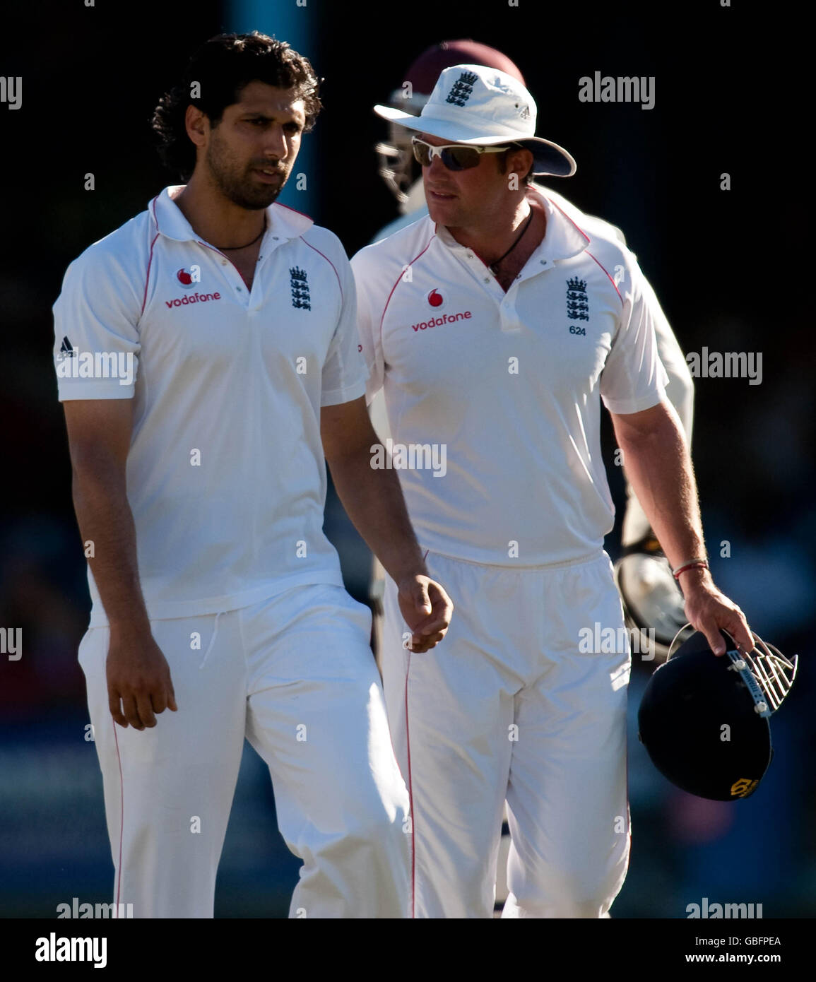 Amjad Khan (à gauche) en Angleterre avec le capitaine Andrew Strauss pendant le cinquième test à Queen's Park Oval, Port of Spain, Trinidad. Banque D'Images