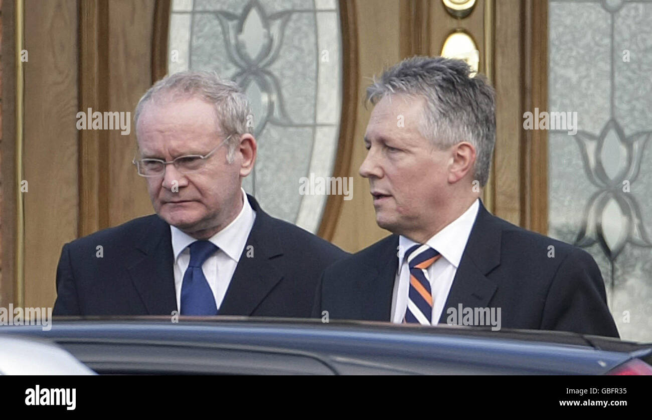 Irlande du Nord le premier ministre Peter Robinson (à droite) et le premier ministre adjoint Martin McGuinness quittent la résidence de Banbridge du gendarme Stephen Paul Carroll, 48 ans, qui a été abattu la nuit dernière à Craigavon. Banque D'Images