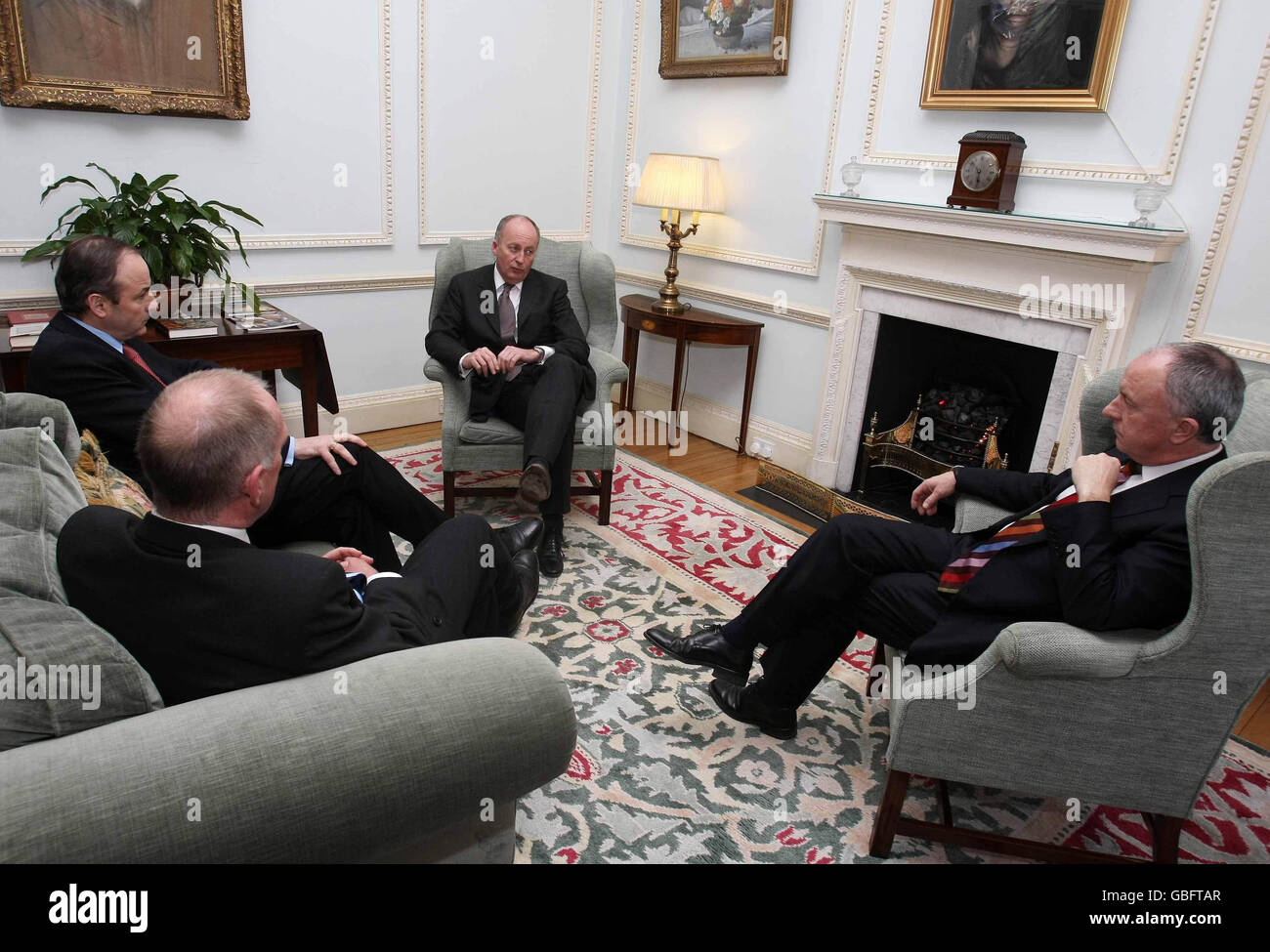 Le ministre de la sécurité de l'Irlande du Nord, Paul Goggins (avant gauche), le ministre irlandais des Affaires étrangères, Micheal Martin (arrière gauche), le secrétaire d'État pour l'Irlande du Nord, Shaun Woodward (arrière droite) et le ministre irlandais de la Justice, Dermot Ahern (avant droit), lors d'une rencontre entre les gouvernements britannique et irlandais au château de Hillsborough. Banque D'Images