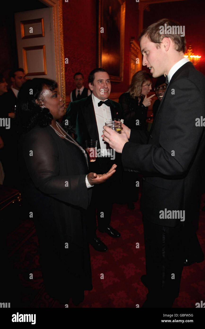 Le Prince William s'entretient avec Ruby Turner et Jools Holland lors d'un dîner formel au St James's Palace pour les supporters de la principale œuvre caritative britannique pour les jeunes sans-abri Centerpoint, qui célèbre son 40e anniversaire. Banque D'Images