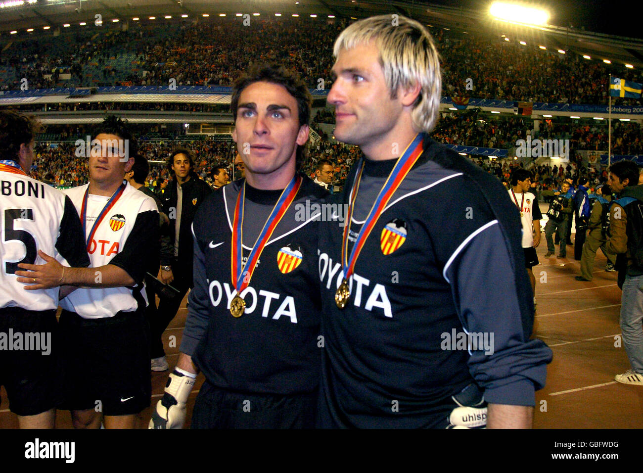 Football - finale de la coupe UEFA - Valence / Olympique Marseille.Les gardiens de but de Valence David Rangel (l) et Santiago Canizares célèbrent la victoire de la coupe UEFA Banque D'Images