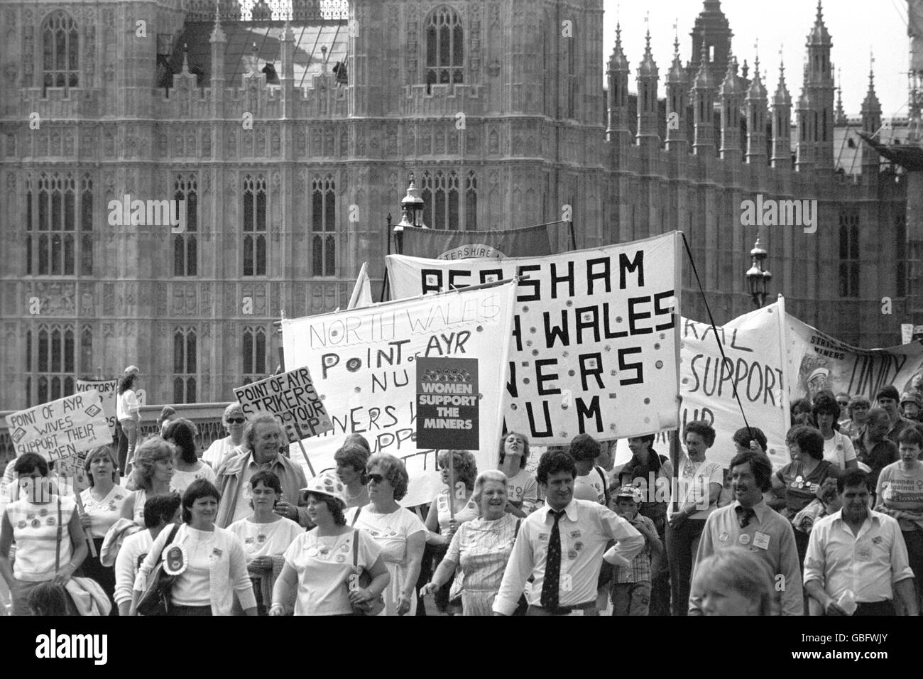 Le contingent gallois de THM des épouses des mineurs et de leurs partisans traverse le pont de Westminster lors d'une marche de protestation en route vers un rassemblement au Burgess Park, Londres. Banque D'Images