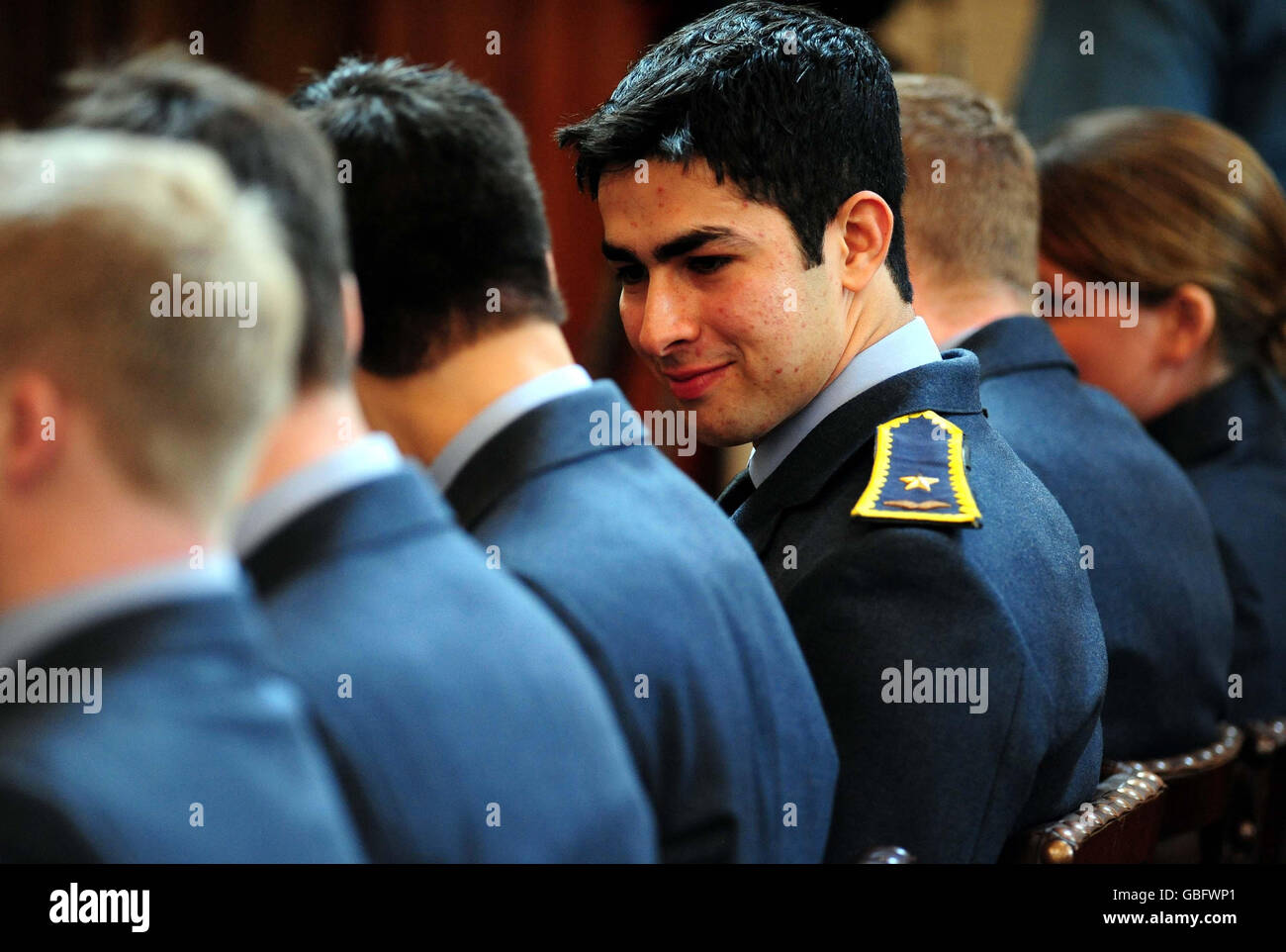 Le lieutenant Ali Kareem, 21 ans, (au centre), le premier pilote de la Force aérienne iraquienne formé par la RAF, reçoit ses ailes lors d'une cérémonie de remise des diplômes à la RAF Cranwell, Sleaford, dans le Lincolnshire. Banque D'Images