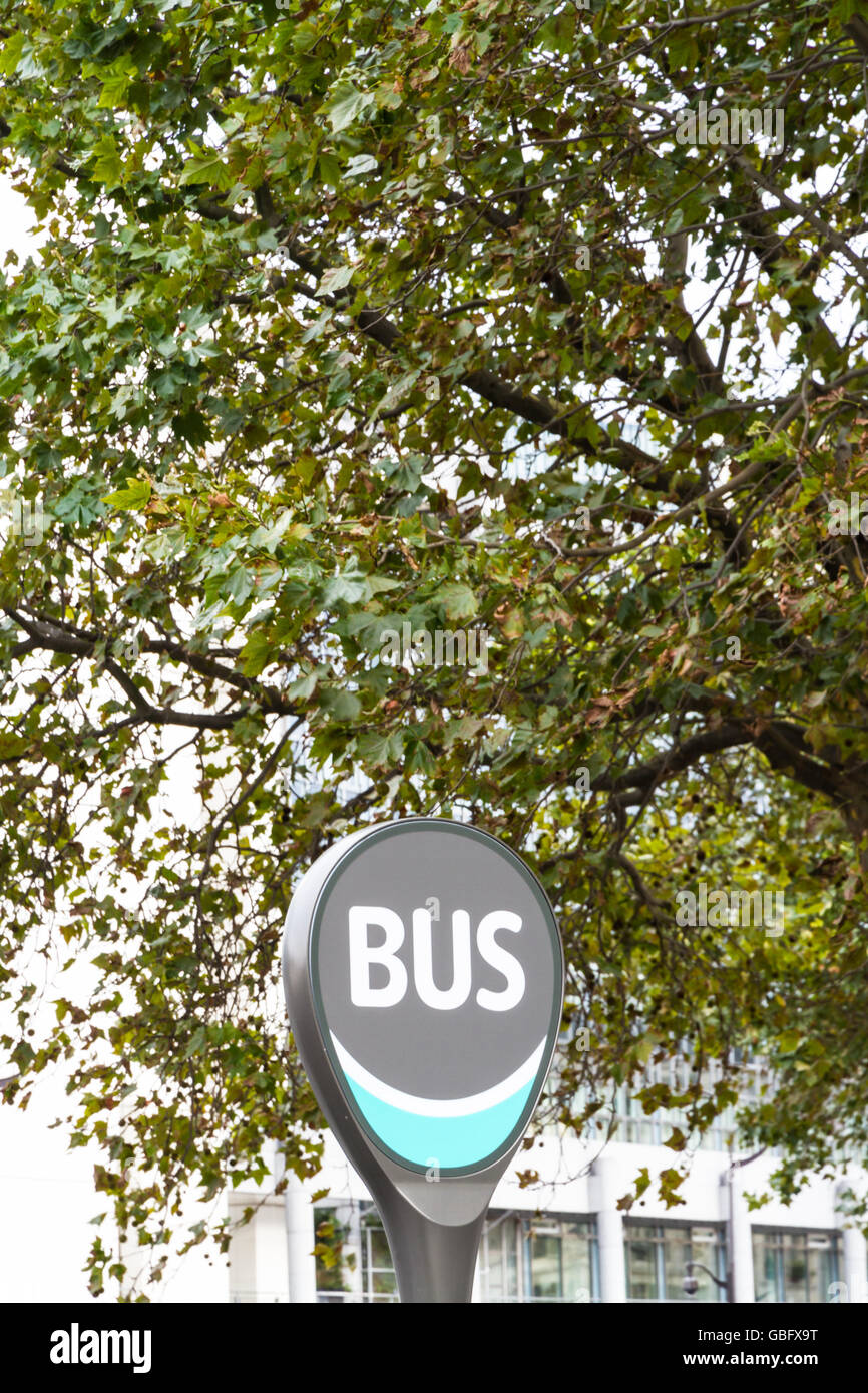 Arrêt de bus à Paris, en France. L