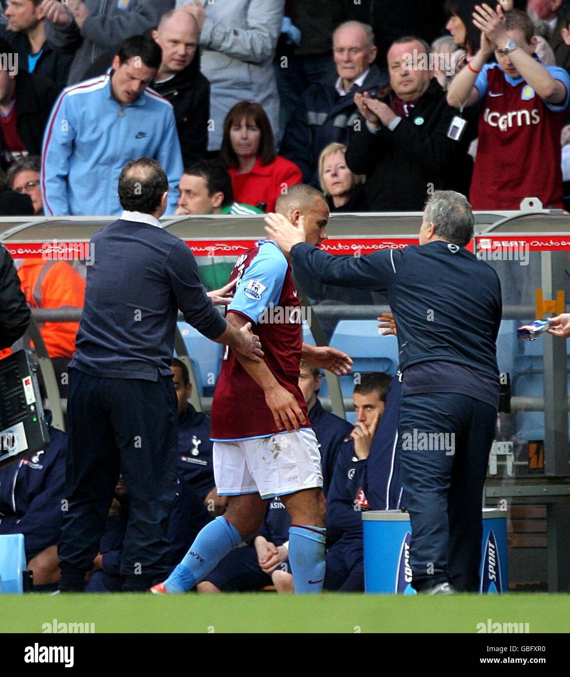 Gabriel Agbonlahor (au centre) de Aston Villa est félicité pour sa performance Par le directeur Martin O'Neill (à gauche) et le directeur adjoint John Robertson (à droite) comme il est substitué Banque D'Images