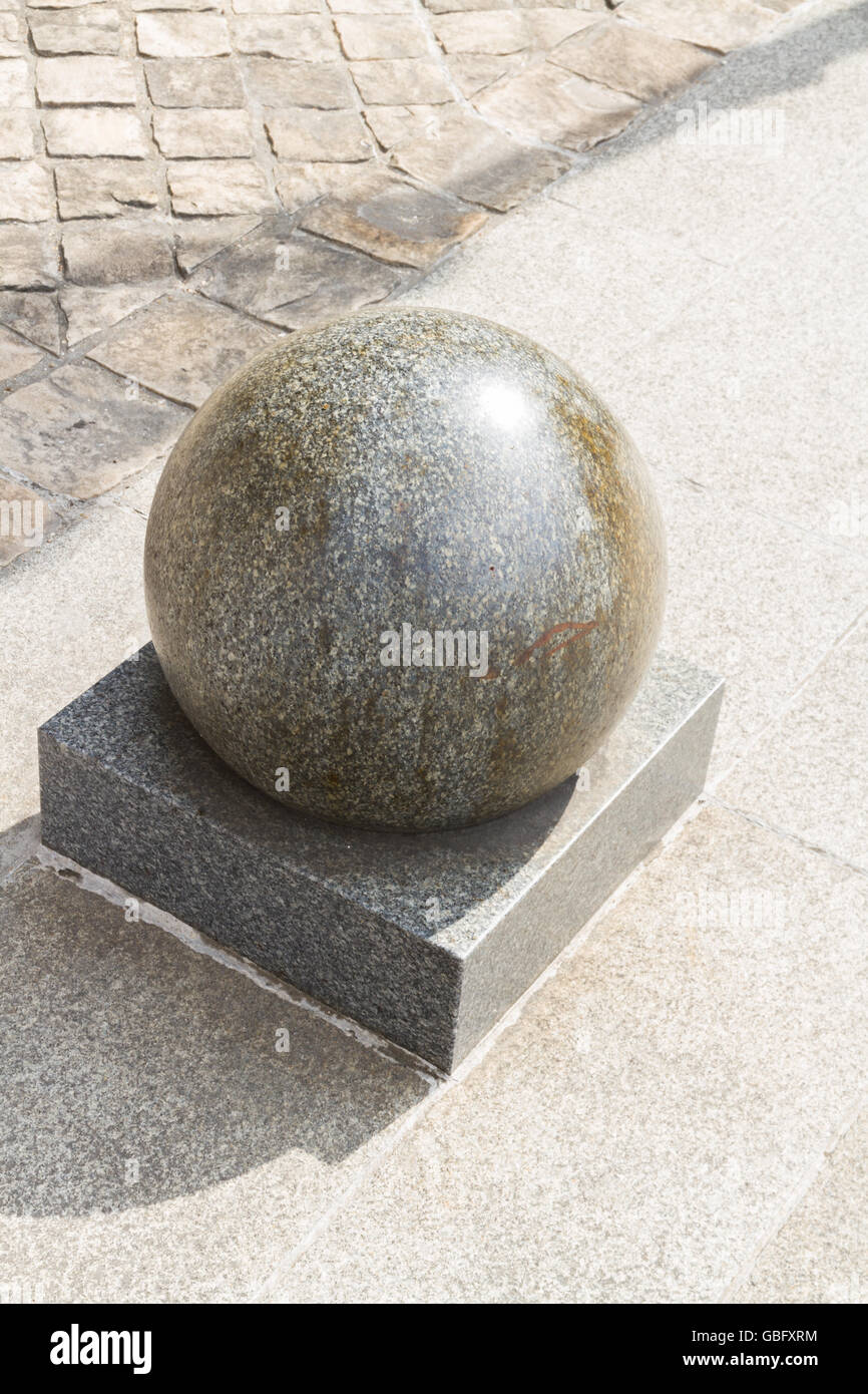 Grande boule de granit, mobilier urbain Banque D'Images