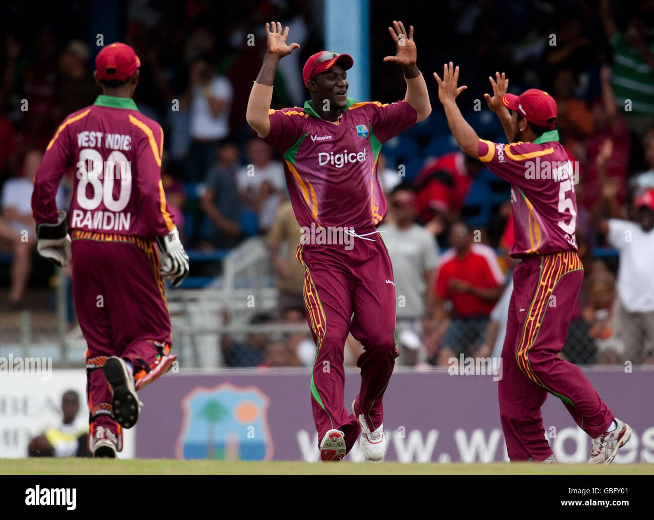 Denesh Ramdin, Darren Sammy et Ramnaresh Sarwan des Indes occidentales célèbrent après avoir exécuté Gareth Barry d'Angleterre pendant l'International Twenty20 à Queen's Park Oval, Port of Spain, Trinidad. Banque D'Images