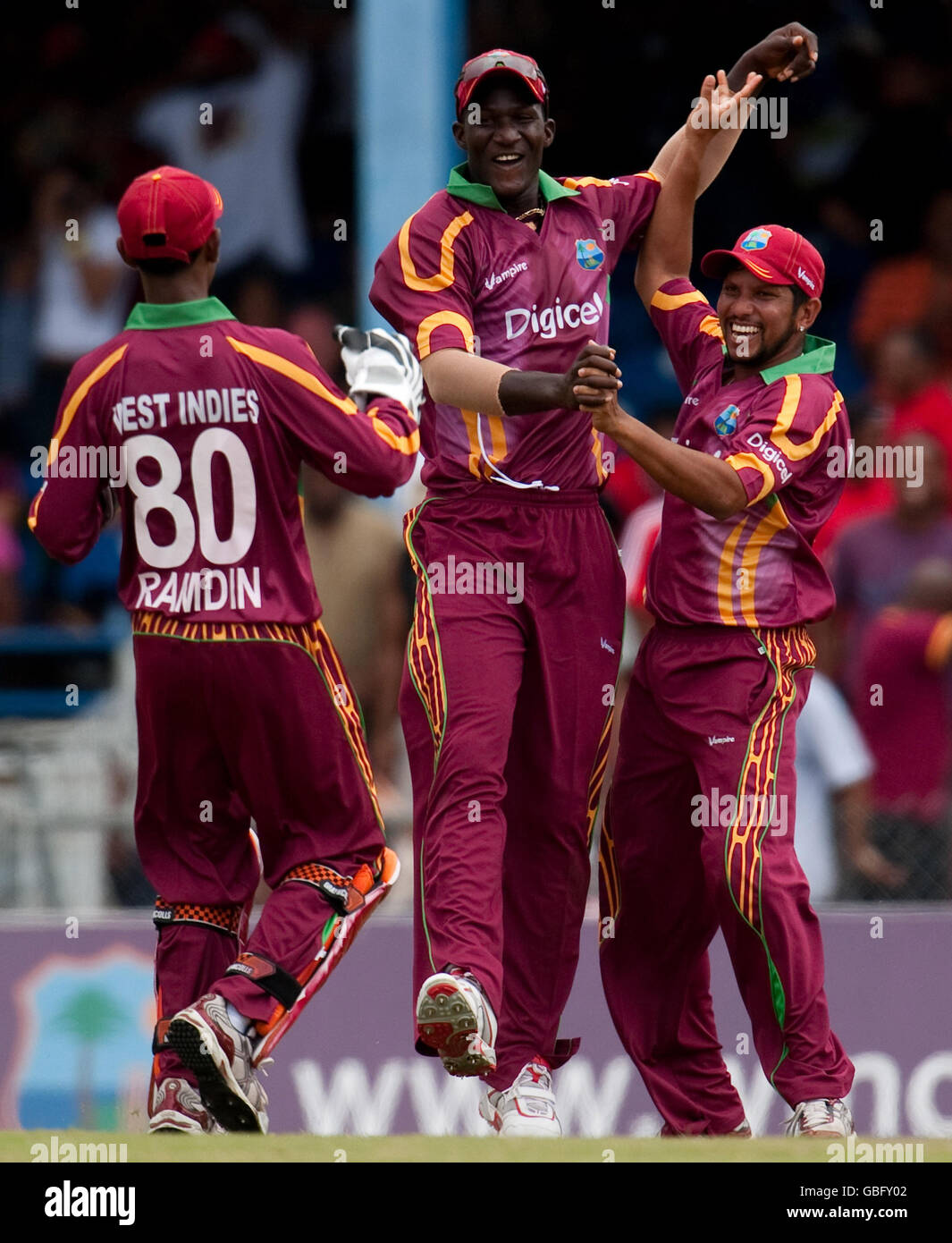 Denesh Ramdin, Darren Sammy et Ramnaresh Sarwan célèbrent les Indes occidentales après avoir fait courir Gareth Barry pendant l'International Twenty20 à Queen's Park Oval, Port of Spain, Trinidad. Banque D'Images