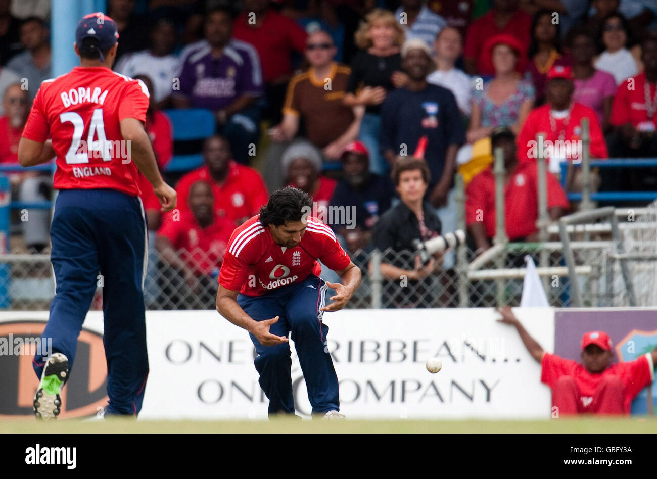 L'Angleterre Amjad Khan laisse tomber Ramnaresh Sarwan des Antilles pendant le Twenty20 International à Queen's Park Oval, Port of Spain, Trinidad. Banque D'Images